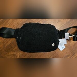 Lululemon 2L sherpa belt bag